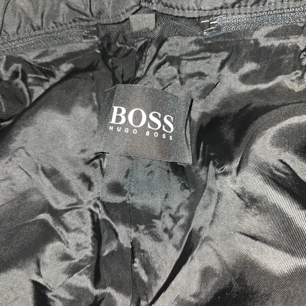Hugo Boss Men's Black Wool Coat Size 38R Detachable Inner Rib